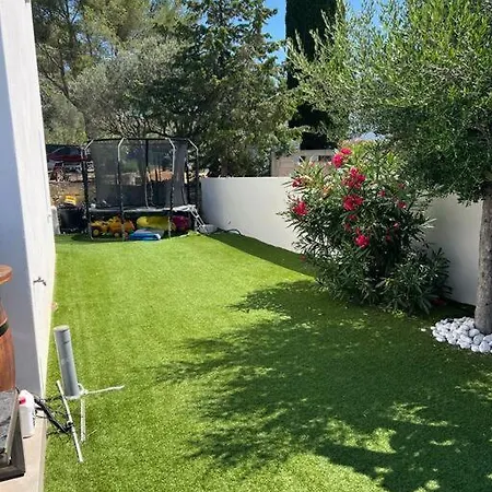 Provencale Avec Piscine A Debordement 别墅 *