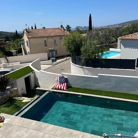 Villa Provencale Avec Piscine A Debordement