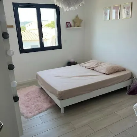 Provencale Avec Piscine A Debordement